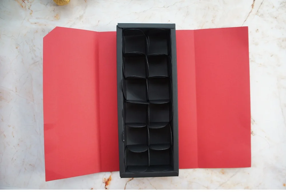 Chocolate Paper Gift Box – Perfect for Valentine's Day, Christmas, Birthdays, and Parties. Ideal for packing chocolates, small gifts, or treats with a festive and elegant presentation design. 13