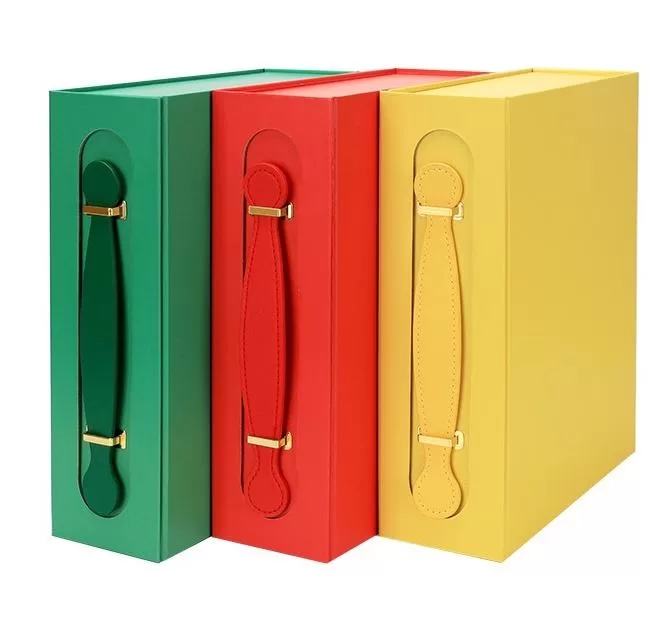 In Stock – Foldable Magnetic Gift Box with Handle, Matt Lamination & Embossed Logo – Rectangular Paperboard Packaging for Baby Gifts, Toys, Clothes – Ready to Ship – Elegant & Durable Design - 图片 3