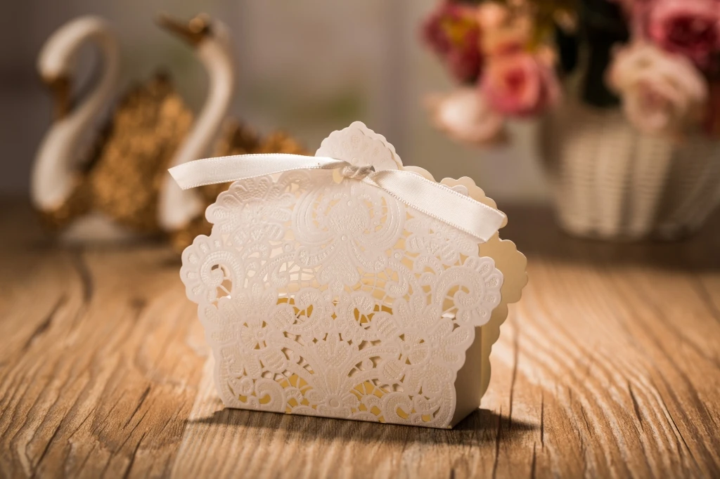 Laser-cut hollow lace flower candy box in Navy, White, Gold, or Blue. Elegant DIY favor box perfect for weddings, baby showers, parties, and gifts. Stylish, sturdy, and ideal for candy or small treats. - 图片 11