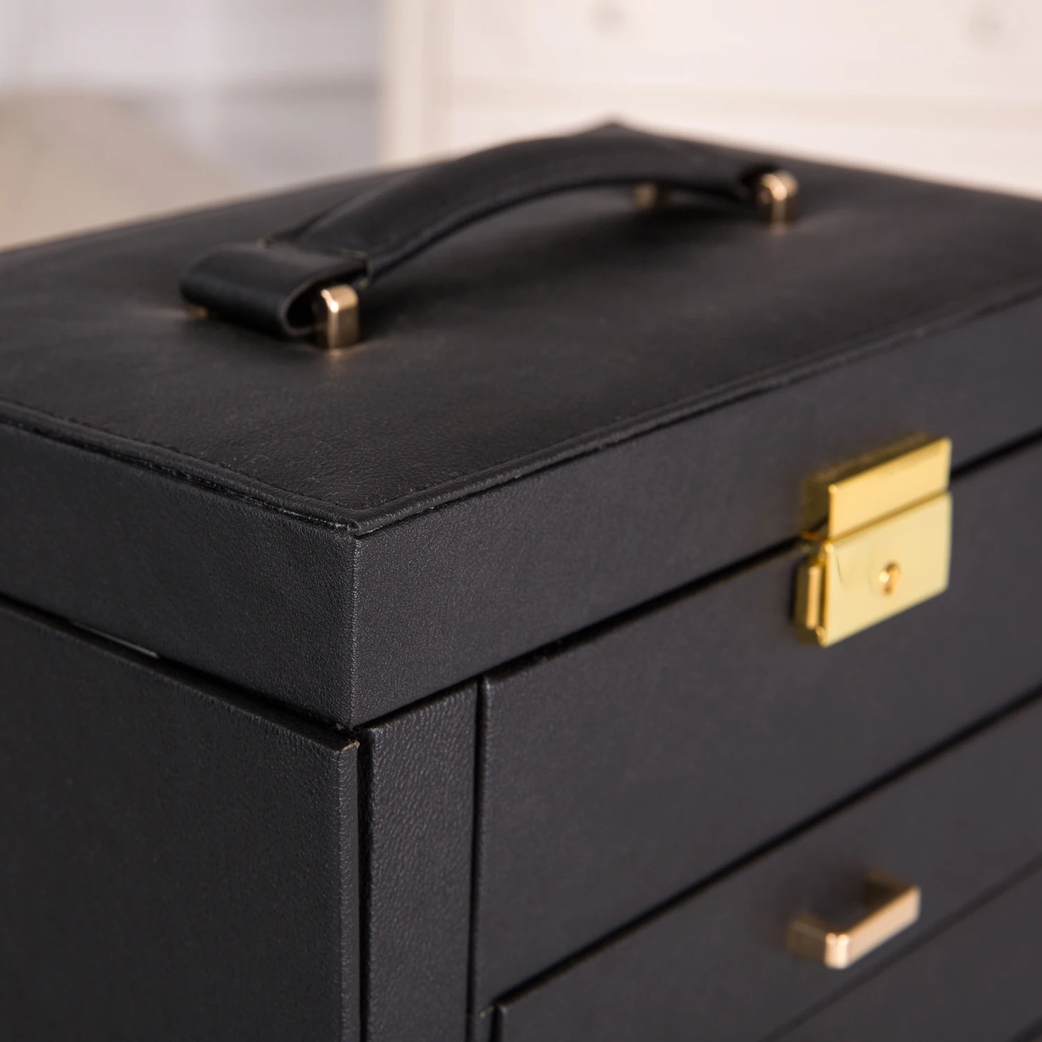 Lockable Synthetic Leather Jewelry Box – Large Capacity Organizer with Mirror for Watches, Rings, Earrings, Necklaces; Elegant Black Case Ideal for Gift or Personal Use, Stylish and Functional. 2