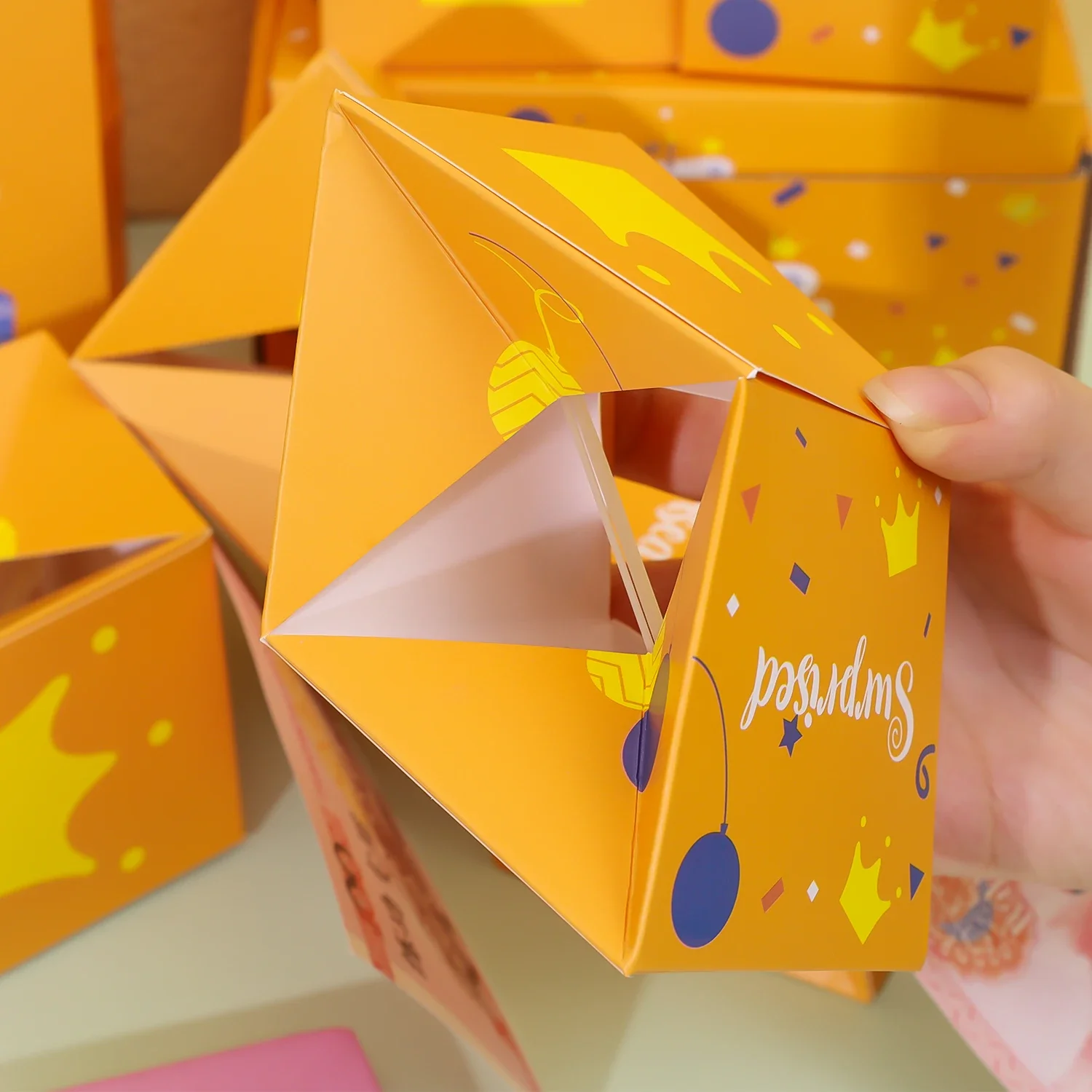 Corrugated Gift Box Set – Includes 6 folding jumping boxes, 1 outer gift box, and 1 gift bag. Perfect for birthdays, Valentine’s Day, and parties with fun, surprising gift presentation.