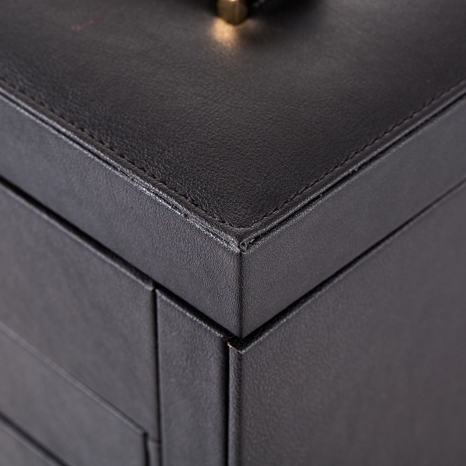 Lockable Synthetic Leather Jewelry Box – Large Capacity Organizer with Mirror for Watches, Rings, Earrings, Necklaces; Elegant Black Case Ideal for Gift or Personal Use, Stylish and Functional. 1