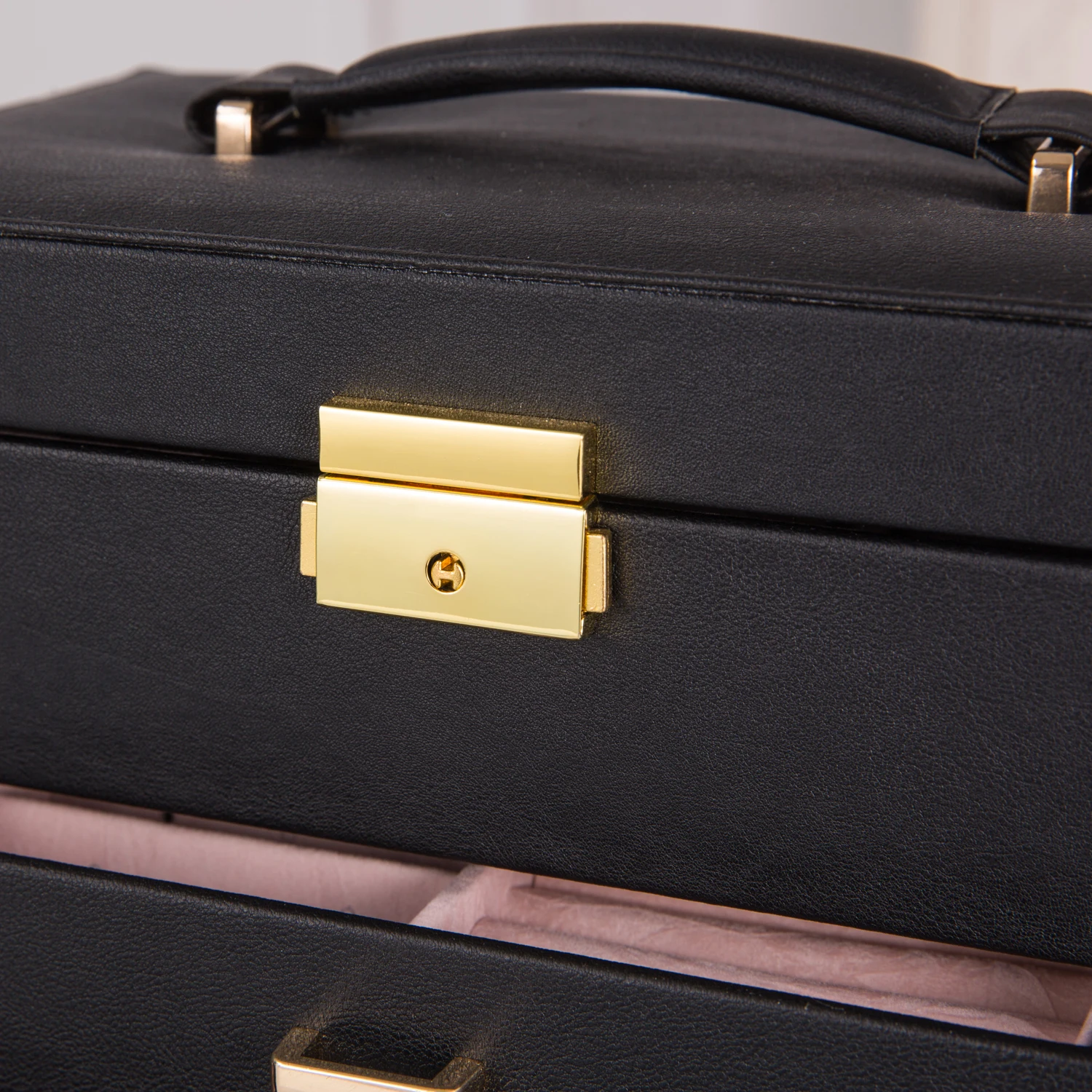 Lockable Synthetic Leather Jewelry Box – Large Capacity Organizer with Mirror for Watches, Rings, Earrings, Necklaces; Elegant Black Case Ideal for Gift or Personal Use, Stylish and Functional. 4