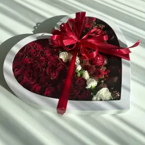 31x31cm Large Heart Shaped Gift Box with Window – Elegant Charcuterie Packaging for Mother's Day, Chocolate, Sweets, Desserts, Party Favors, Valentine’s Gifts, Bakery Display