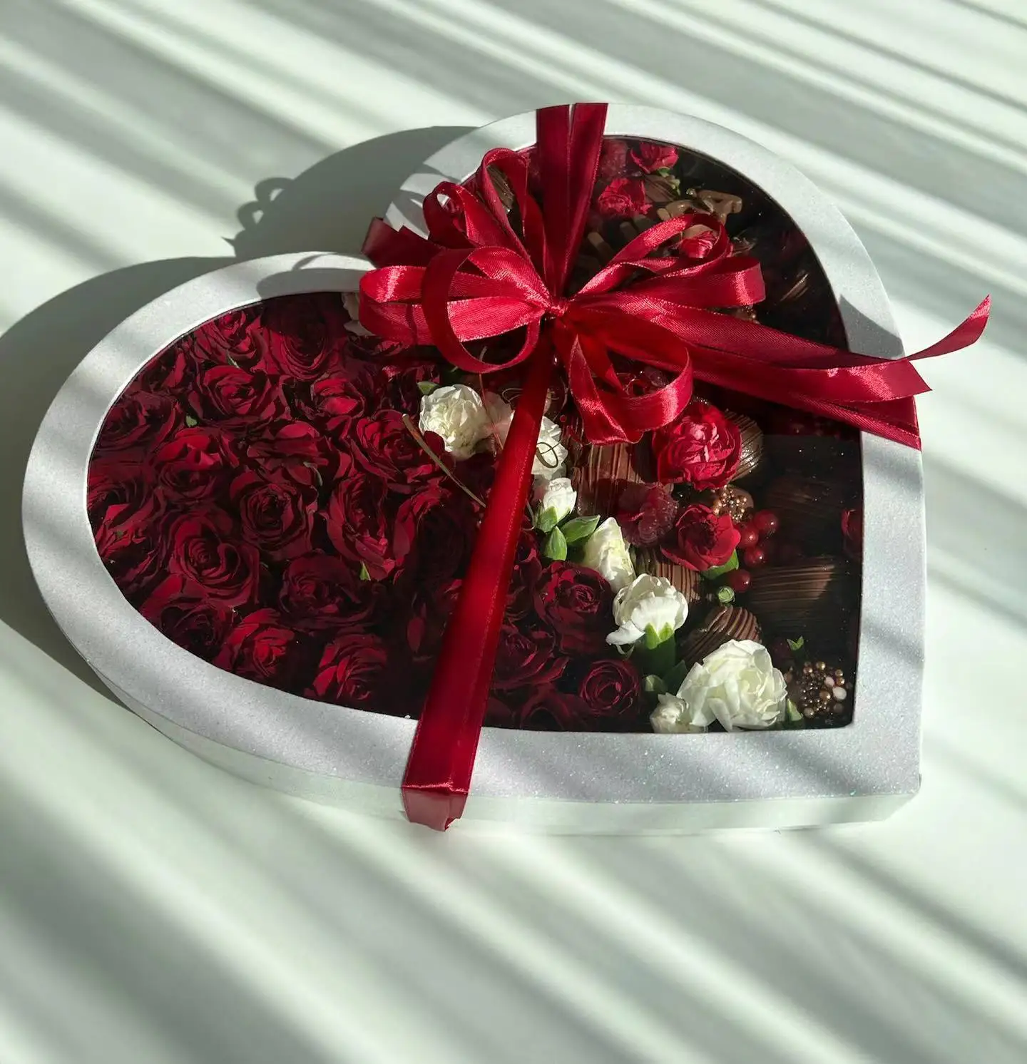 31x31cm Large Heart Shaped Gift Box with Window – Elegant Charcuterie Packaging for Mother's Day, Chocolate, Sweets, Desserts, Party Favors, Valentine’s Gifts, Bakery Display