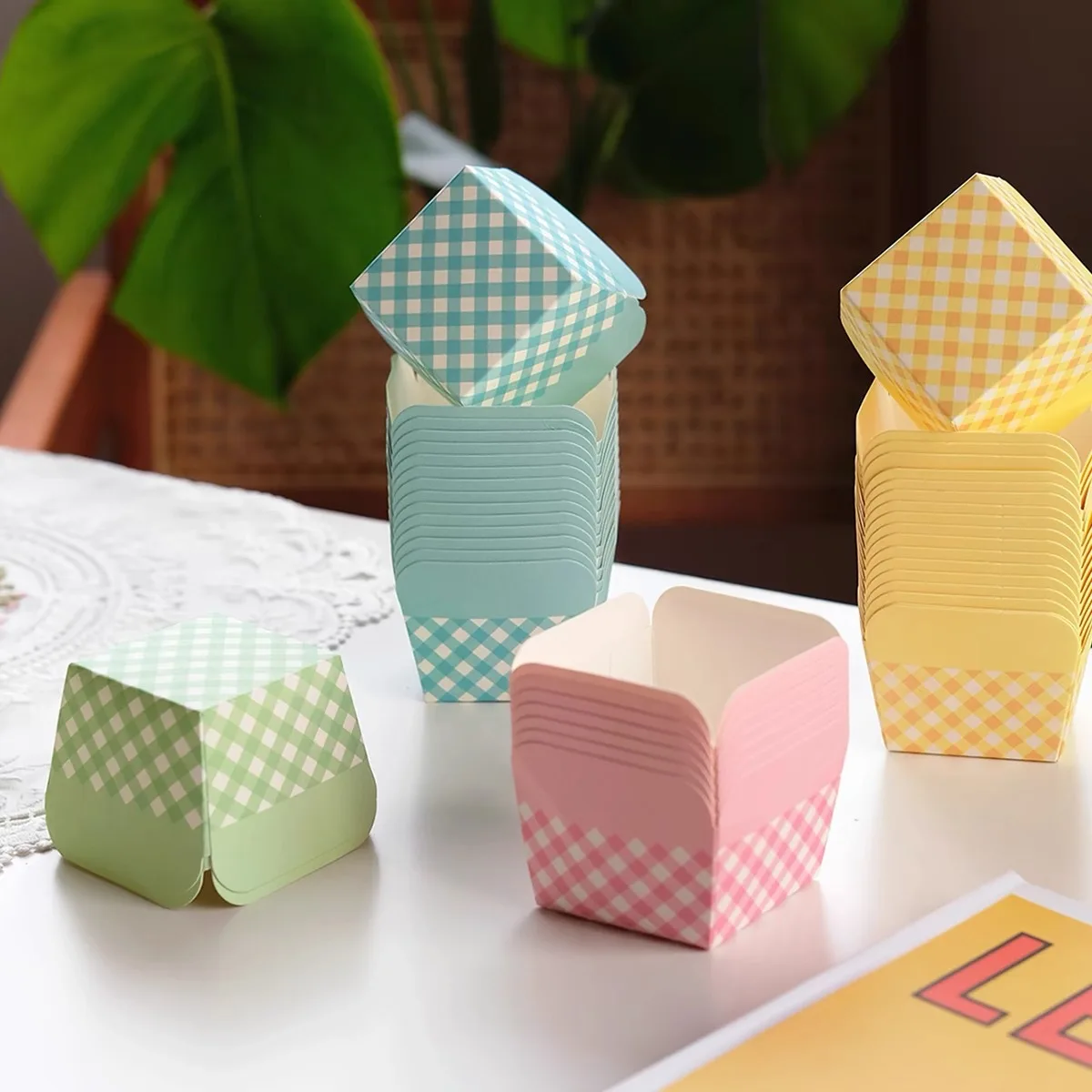 Square Lattice Baking Cups – Greaseproof Disposable Muffin & Cupcake Holders – Oven-Safe Paper Dessert Cups for Birthdays, Weddings, Events, Parties, Kitchen Baking & Pastry Display Use