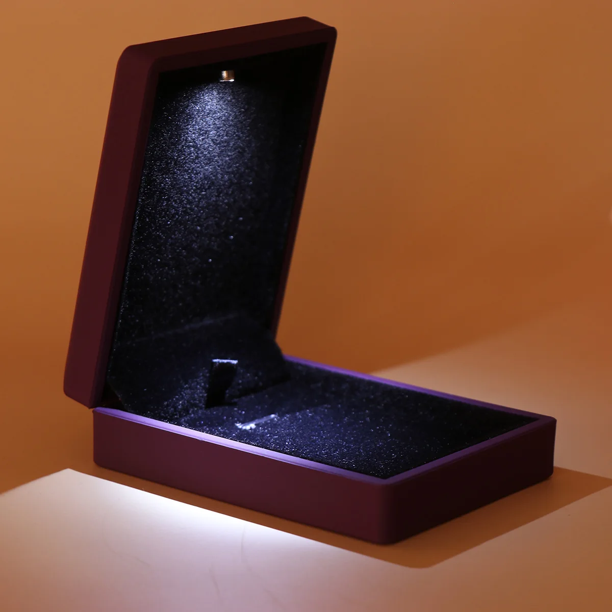 Creative LED Lighted Jewelry Gift Box in Purple (7x9x3.2cm) with built-in lighting to showcase necklaces, pendants, and other jewelry. Elegant and exquisite gift container perfect for special occasions. - 图片 2