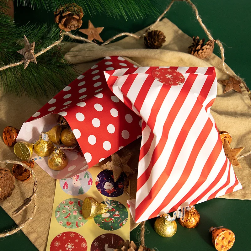 24pcs Kraft Paper Bags With Stickers Merry Christmas Cookie Gift Packaging Bags Wedding Birthday Party Favors Packing Supplies Sac Cadeau Noël Bolsas de Regalo Navidad Borsa Regalo di Natale Geschenkverpackung 크리스마스 포장 가방 أكياس هدايا عيد الميلاد 5