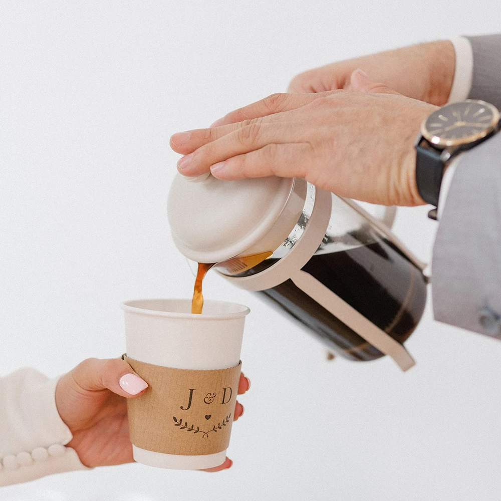 Personalized Disposable Ice Coffee Cup Sleeves Wedding Party Heat-Insulated Cup Holders Bar Reception Corrugated Paper Cup Covers for Hot and Cold Drinks DIY Beverage Accessories - 图片 3