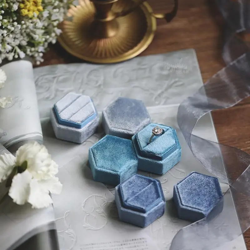 Vintage Hexagon Velvet Jewelry Box – Double Ring Holder, Elegant Empty Case for Engagement, Wedding Ceremony, Valentine's Day Gift Organizer, Luxurious Ring Display Case - 图片 3