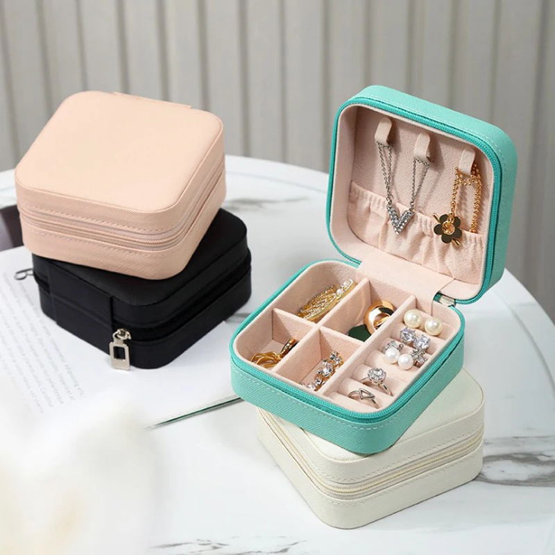 Travel Jewelry Organizer 💍 Trendy Portable Jewelry Box – Leather Travel Jewelry Organizer with Zipper & Button – Compact Display Storage Case for Earrings, Rings, Necklaces, Bracelets – Ideal Gift Joyero Estuche de Joyas