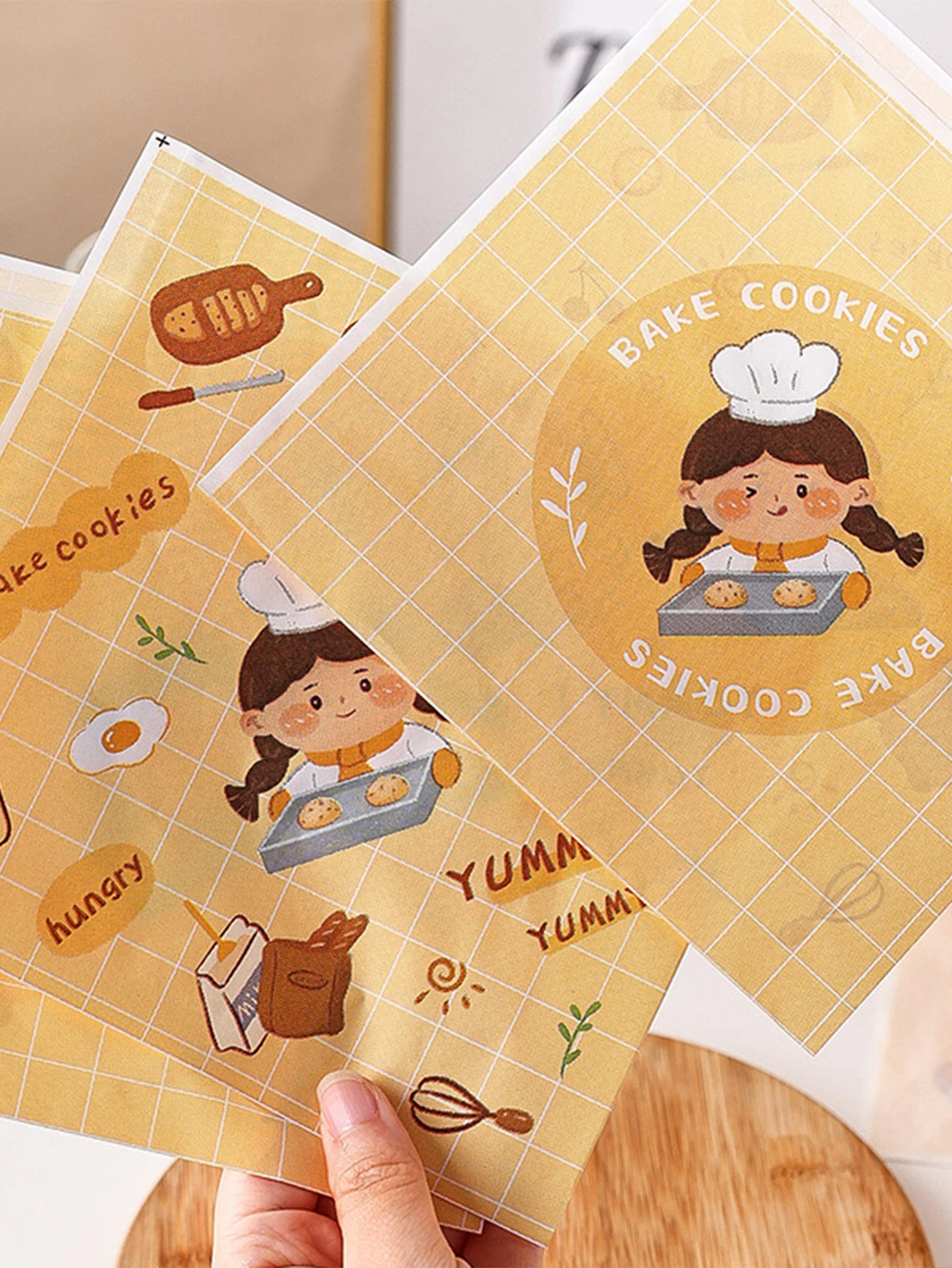 50PCS Grease-Resistant Kraft Paper Food Wrapping Sheets – Oil-Proof Sandwich, Burger, Fries, Toast & Fried Food Liners – Cute Bear Print Party Disposable Paper Mats for Home, Restaurant, Bakery - 图片 5