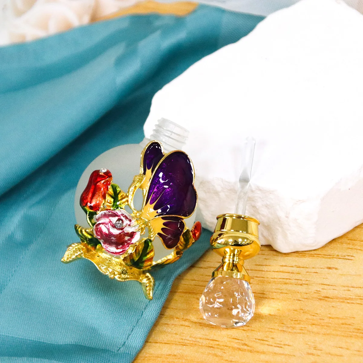 25ml Decorative Butterfly Rose Bottle with Zinc Alloy Metal Detailing and Glass Interior – Elegant Empty Container with Stainless Steel Applicator Stick for Essential Oils, Attar, Serums and Gift Packaging - 图片 5