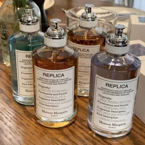 100ML Unisex Perfume Bottle with Long-Lasting Woody Scent, Elegant Glass, Acrylic or Metal Options with Fine Mist Spray and Luxury Custom Gift Box, Factory Direct Supply for Wholesale and Personalized Packaging