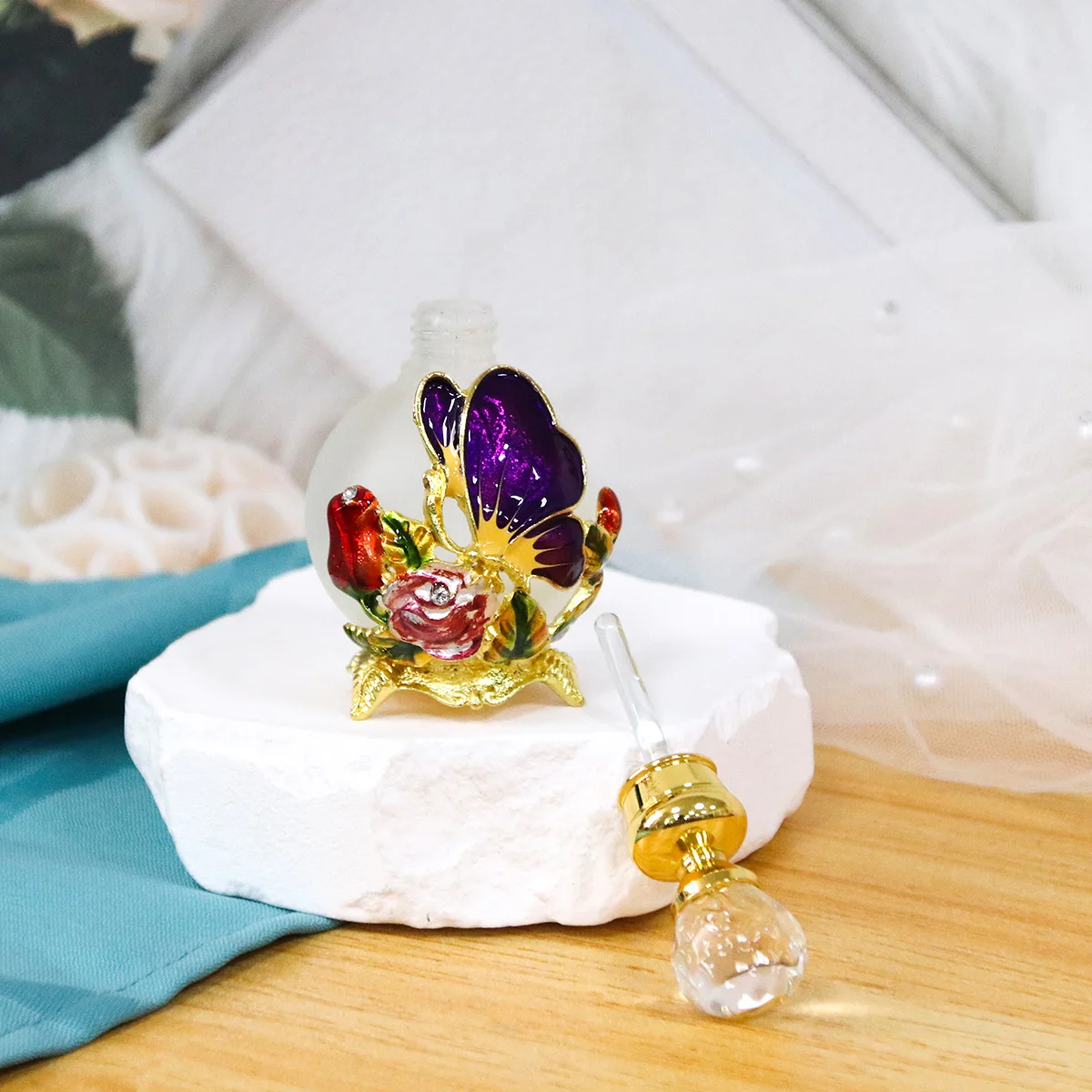 25ml Decorative Butterfly Rose Bottle with Zinc Alloy Metal Detailing and Glass Interior – Elegant Empty Container with Stainless Steel Applicator Stick for Essential Oils, Attar, Serums and Gift Packaging - 图片 6
