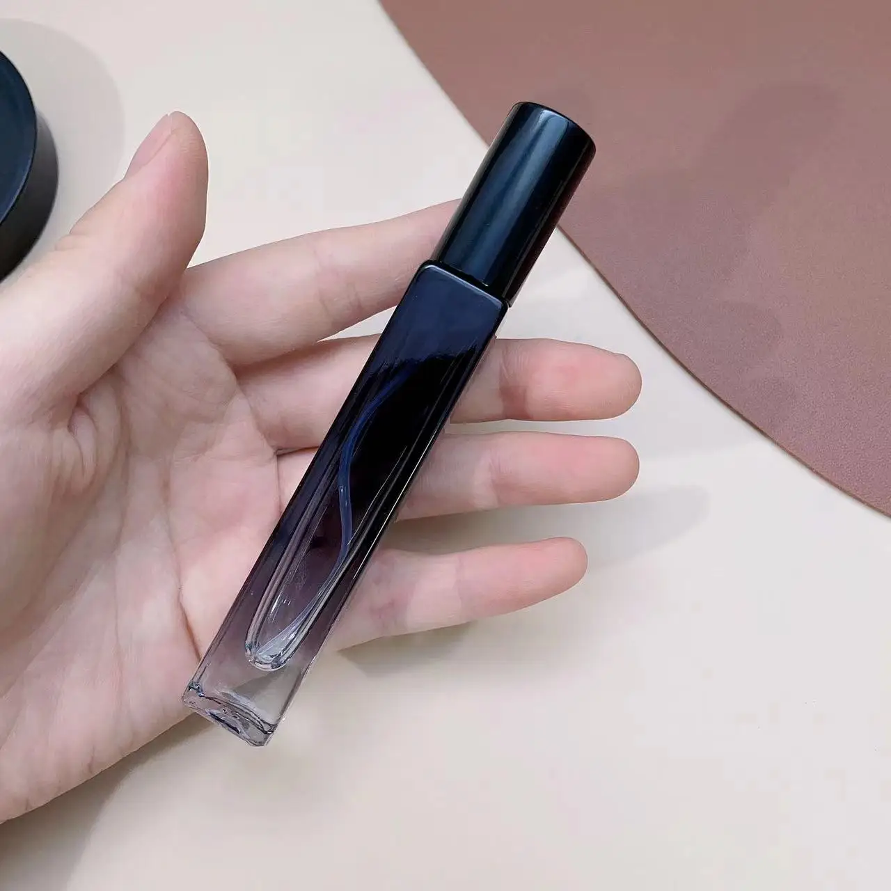 10ML Premium Refillable Glass Perfume Bottle with Portable Atomizer | Mini Transparent Cosmetic Container for Travel, Sample Dispensing, Luxury Presentation, Reusable and Safe for Daily Use - 图片 10