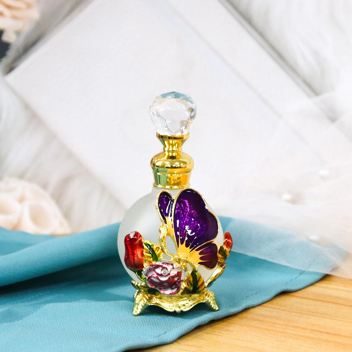 25ml Decorative Butterfly Rose Bottle with Zinc Alloy Metal Detailing and Glass Interior – Elegant Empty Container with Stainless Steel Applicator Stick for Essential Oils, Attar, Serums and Gift Packaging - 图片 8