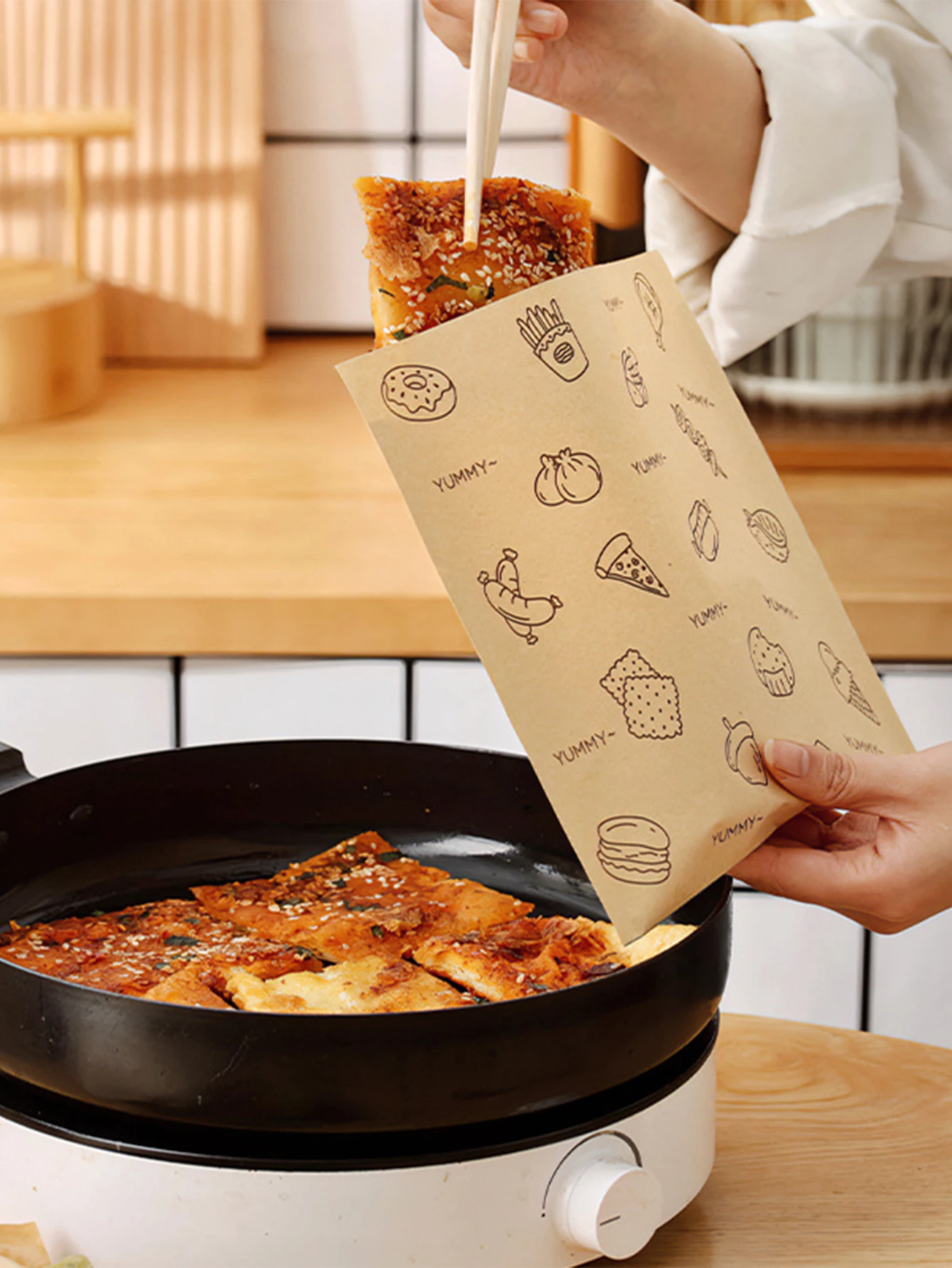 50PCS Grease-Resistant Kraft Paper Food Wrapping Sheets – Oil-Proof Sandwich, Burger, Fries, Toast & Fried Food Liners – Cute Bear Print Party Disposable Paper Mats for Home, Restaurant, Bakery - 图片 4