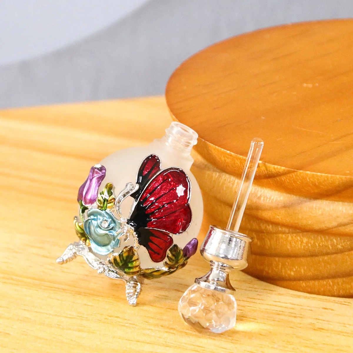 25ml Decorative Butterfly Rose Bottle with Zinc Alloy Metal Detailing and Glass Interior – Elegant Empty Container with Stainless Steel Applicator Stick for Essential Oils, Attar, Serums and Gift Packaging - 图片 2