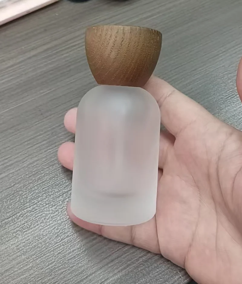 10pcs 30/50ml Frosted Glass Perfume Bottles – Refillable Screw Wooden Lid Atomizer Containers, Fine Mist Spray Dispensers for Fragrance, Essential Oils, Cosmetic Liquids, Travel or DIY Storage - 图片 5