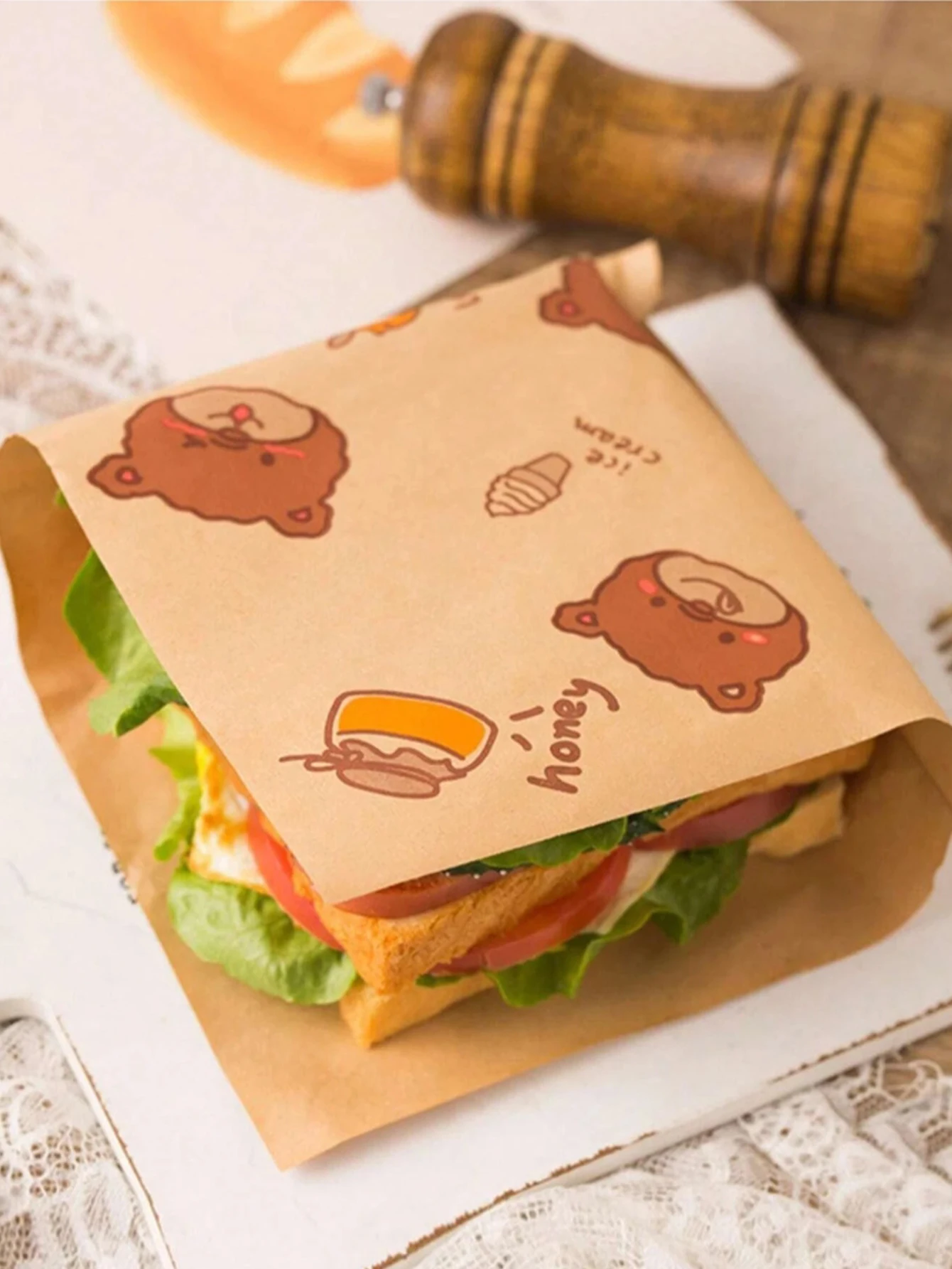 50PCS Grease-Resistant Kraft Paper Food Wrapping Sheets – Oil-Proof Sandwich, Burger, Fries, Toast & Fried Food Liners – Cute Bear Print Party Disposable Paper Mats for Home, Restaurant, Bakery - 图片 3