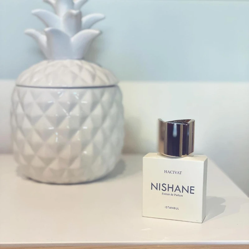 Refillable Luxury Perfume Bottle with Premium Gift Box – Weighted Crystal and Acrylic Container, Metal Spray Top, Plush Satin-Lined Rigid Packaging for Travel, Display, and High-End Gifting - 图片 5