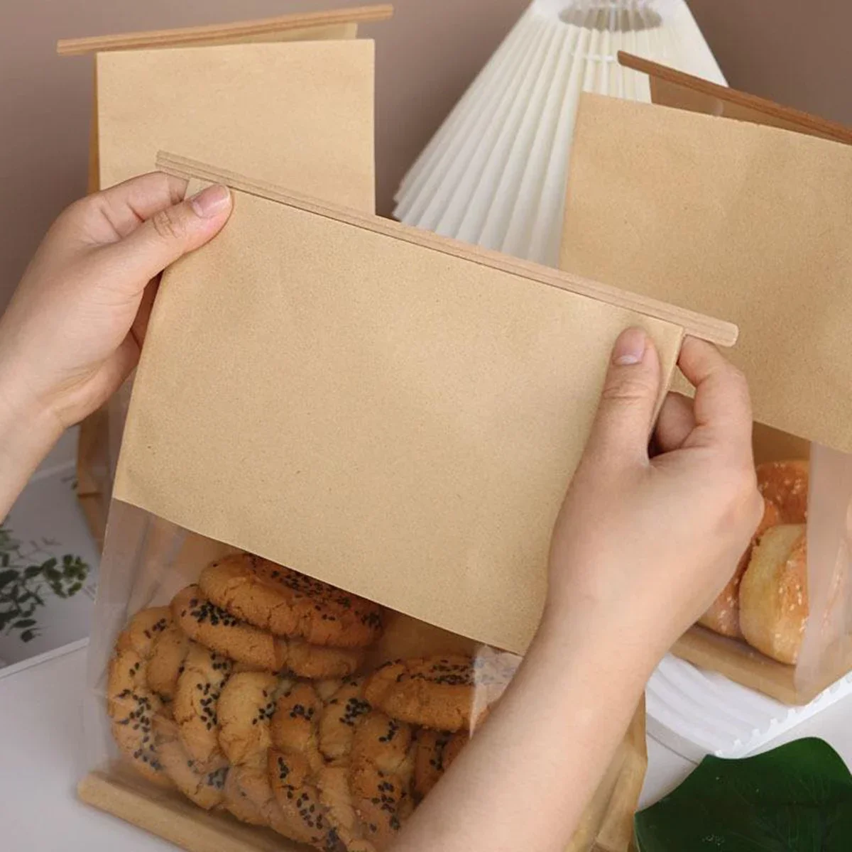 10 Pack Kraft Paper Bread Bags with Clear Window, Oil-Resistant and Self-Sealing Toast Cookie Pastry Biscuit Packaging Pouches, Wire-Rolled Edge Design for Bakery, Breakfast, Parties, and Food Storage - 图片 2