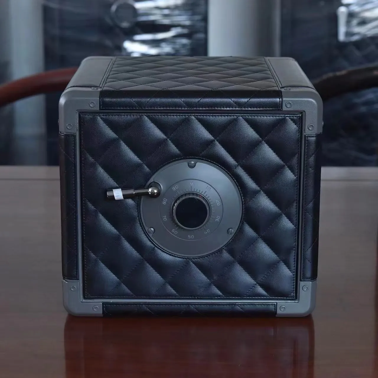 Luxury Leather Automatic Watch Winder Safe Box with 4 Slots, Password Unlock, Touch Screen Panel, Atmosphere Lamp, Durable Steel & Leather Construction for Secure Watch Storage, Display and Protection - 图片 9