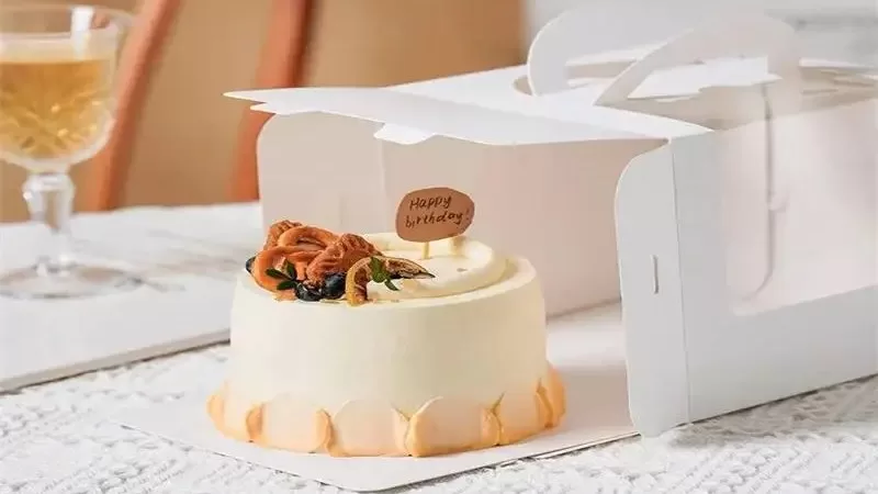 Transparent 4-inch and 6-inch Korean style cake packaging box for mini cheesecakes, chiffon cakes, and delicate desserts